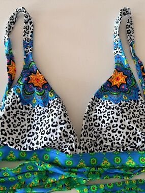 VENUS Blue and White Leopard-Trim Bikini Top with Multicolor Accents